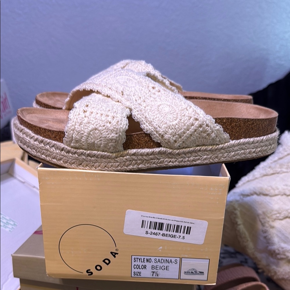 Soda Women's Cream Crochet Slide Sandals size 7.5.  NWT.
